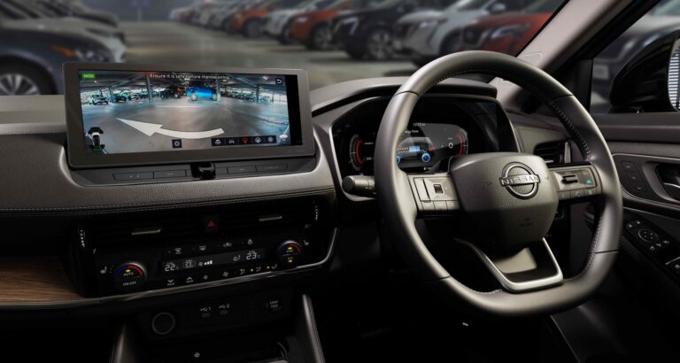 T-Junction View⁽²¹⁾ 

Using the front camera to extend your line of sight, the revolutionary T-Junction View provides an ultra-wide perspective, giving you a safe, early look at the oncoming traffic and drastically reducing blind-spot anxiety.