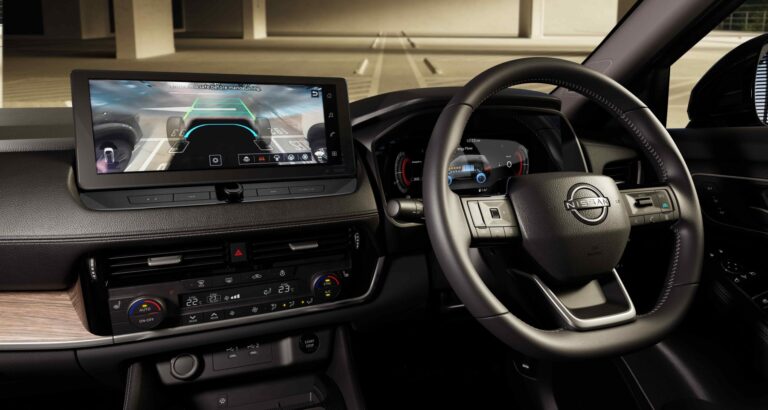 Skeleton Hood View⁽²¹⁾

Skeleton Hood View overlays a unique, translucent outline onto the camera feed, helping you visualise your car’s exact physical boundaries and alignment.